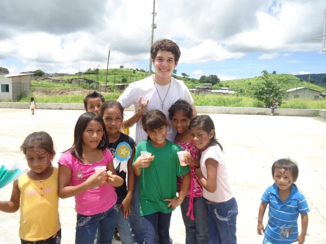 536576_274963255925112_818238409_n